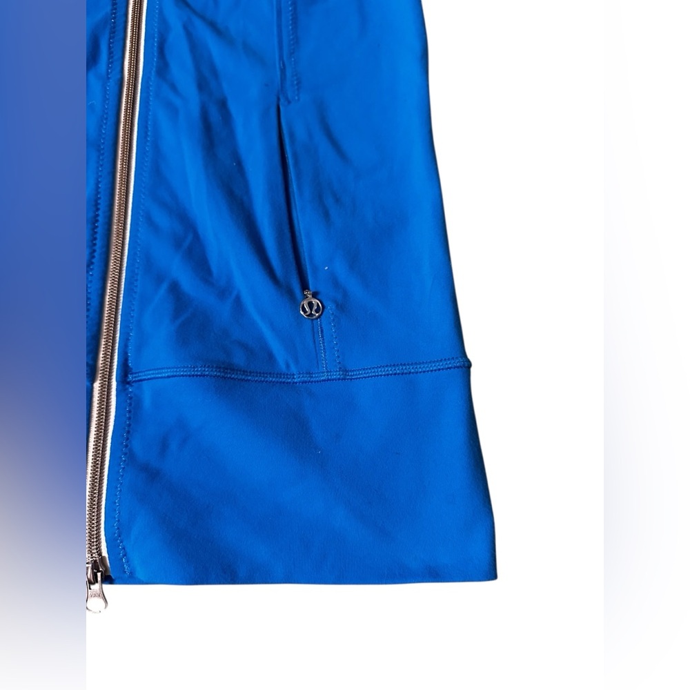 Lululemon Daily Yoga Jacket
Beaming Blue / Classic Stripe Polar, size 4 - Picture 3 of 15